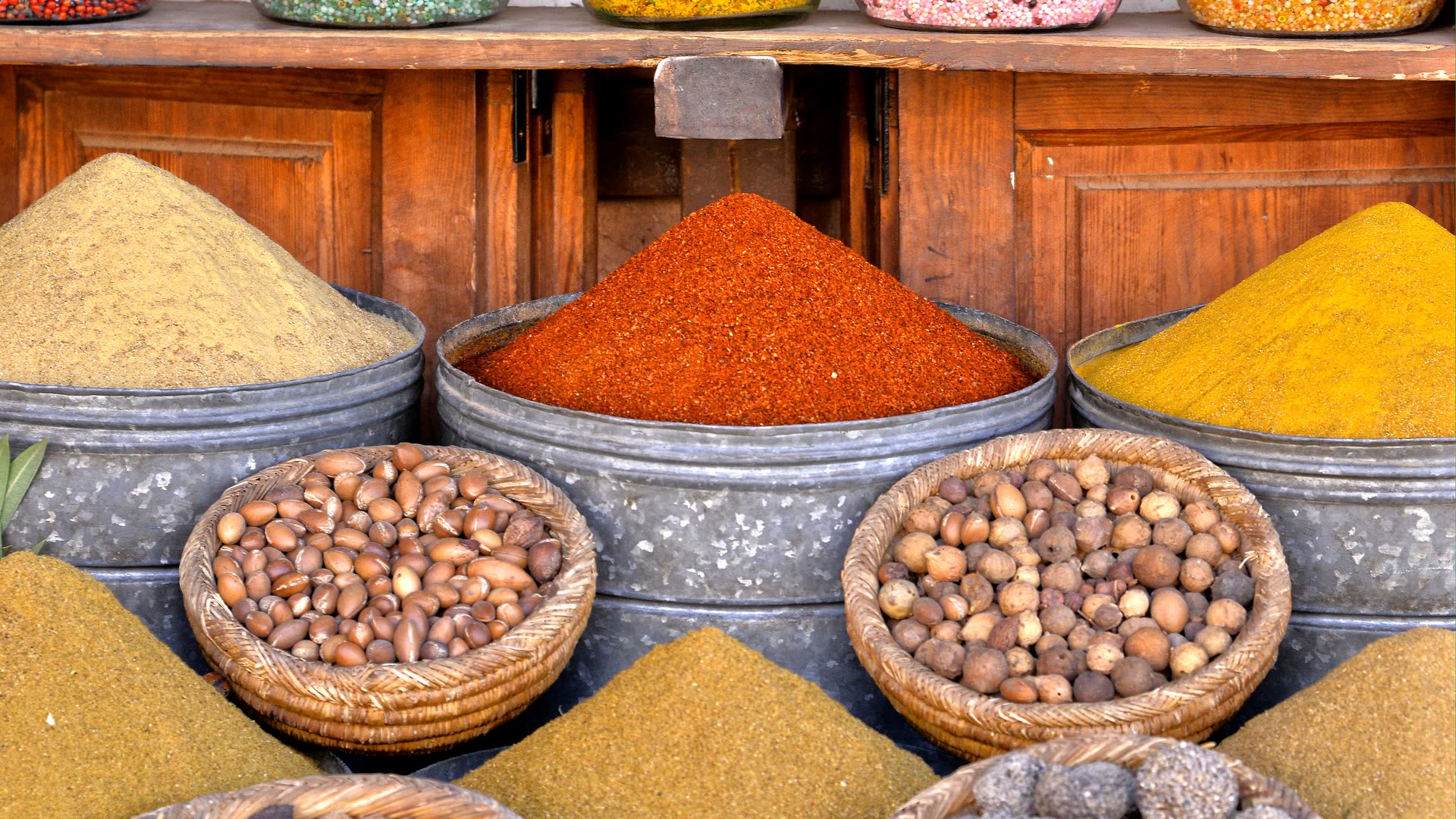 Étals d’épices au souk : piment moulu, safran et pigments en coupes ouvertes