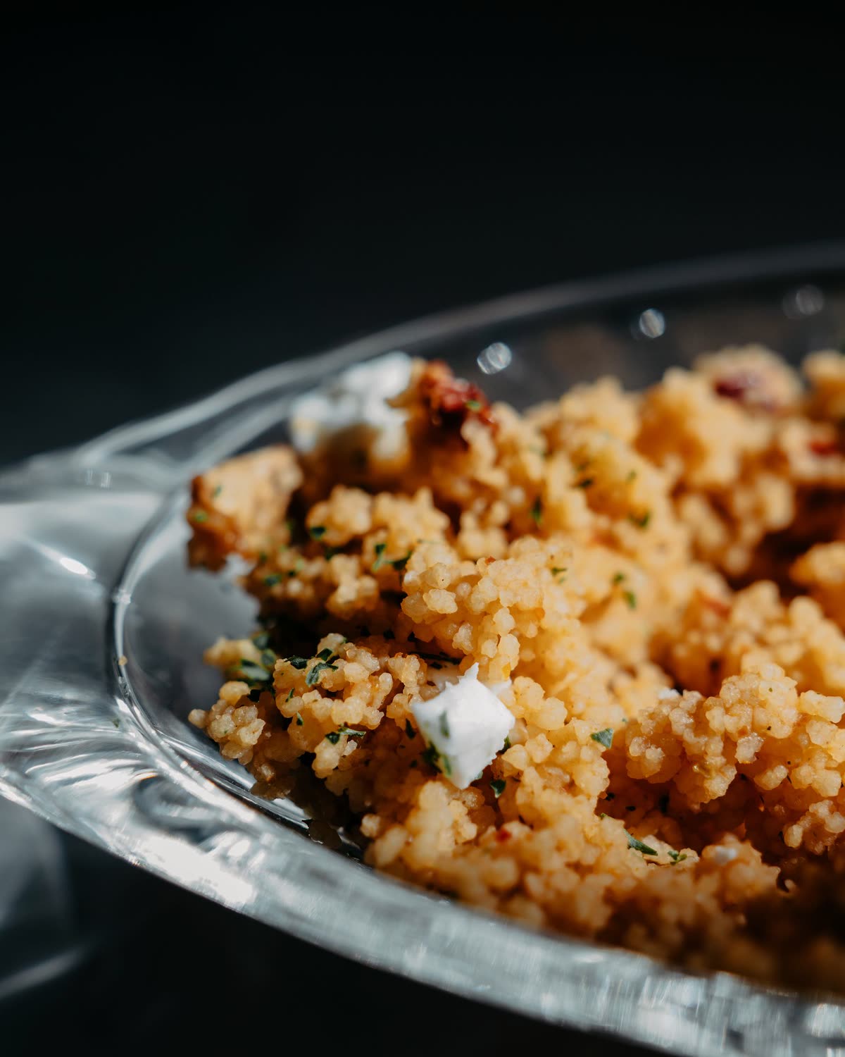 Plat de couscous servi, photographié de près en lumière basse